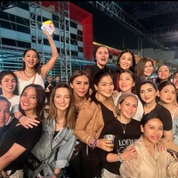 Gaya para anggota geng vendol saat menonton konser juga tak luput dari perhatian. Para anggota geng cendol itu tampak stylish dan bergaya bak ABG. Foto: Instagram/@titi_kamall