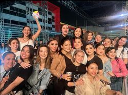 7 Gaya Geng Cendol Nia Ramadhani Nonton Konser Sheila On 7, Stylish Bak ABG