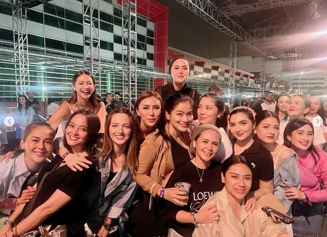 Tak kalah simpel, Ashanty juga mengenakan kaos berkerah berwarna hitam. Memilih riasan natural, rambut panjangnya terlihat diikat satu ke belakang. Foto: Instagram/@titi_kamall