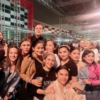 Tak kalah simpel, Ashanty juga mengenakan kaos berkerah berwarna hitam. Memilih riasan natural, rambut panjangnya terlihat diikat satu ke belakang. Foto: Instagram/@titi_kamall