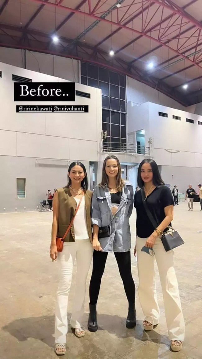 Nia Ramadhani tampil stylish bak ABG mengenakan sport bra hitam yang dipadukan dengan lengging senada dan kemeja berwarna biru keabu-abuan. Di sampingnya berdiri Ririn Ekawati dan Rini Yulianti yang penampilannya juga tak kalah menawan dengan celana panjang putih. Foto: Instagram/@ririnekawati