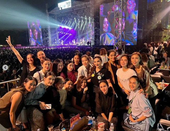 Beberapa anggota geng cendol seperti Nia Ramadhani, Ashanty, Paula Verhoeven, Titi Kamal, Ussy, dan Ririn Ekawati tampak ikut menonton konser Sheila On 7 yang digelar di JIIExpo, Kemayoran, Jakarta Pusat pada Sabtu (28/01/2023). Potret kebersamaan geng Cendol saat menonton konser tersebut kemudian dibagikan ke akun Instagram masing-masing. Foto: Instagram/@titi_kamall