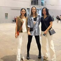 Nia Ramadhani tampil stylish bak ABG mengenakan sport bra hitam yang dipadukan dengan lengging senada dan kemeja berwarna biru keabu-abuan. Di sampingnya berdiri Ririn Ekawati dan Rini Yulianti yang penampilannya juga tak kalah menawan dengan celana panjang putih. Foto: Instagram/@ririnekawati