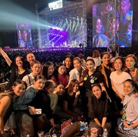 Beberapa anggota geng cendol seperti Nia Ramadhani, Ashanty, Paula Verhoeven, Titi Kamal, Ussy, dan Ririn Ekawati tampak ikut menonton konser Sheila On 7 yang digelar di JIIExpo, Kemayoran, Jakarta Pusat pada Sabtu (28/01/2023). Potret kebersamaan geng Cendol saat menonton konser tersebut kemudian dibagikan ke akun Instagram masing-masing. Foto: Instagram/@titi_kamall