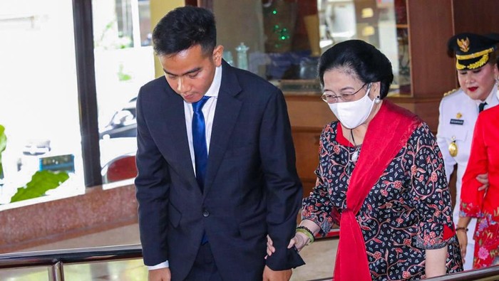 Wali Kota Solo Gibran Rakabuming Raka saat gandeng Megawati usai pelantikan wali kota Semarang, Senin (30/1/2023)