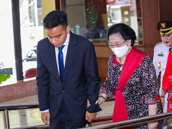 Wali Kota Solo Gibran Rakabuming Raka saat gandeng Megawati usai pelantikan wali kota Semarang, Senin (30/1/2023)