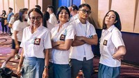 Gisel mengenakan rok abu-abu panjang sebagai bawahan seragamnya. Foto: Instagram Gisel