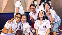 Gisel tampil cantik saat mengenakan seragam SMA. Foto: Instagram Gisel
