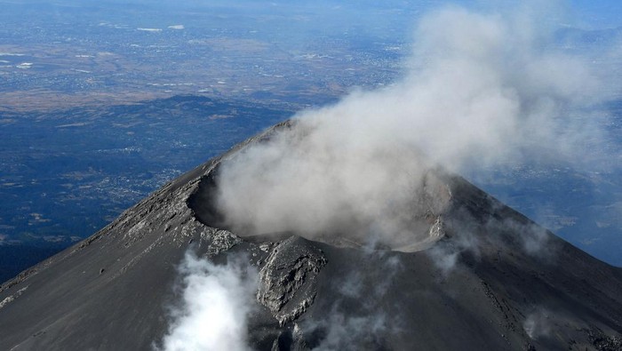Aktivitas vulkanik Gunung Popocatepetl mengalami peningkatan, Senin (30/1/2023). Gunung tertinggi kedua di Meksiko itu menyemburkan abu vulkanik.