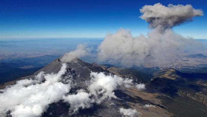 Aktivitas vulkanik Gunung Popocatepetl mengalami peningkatan, Senin (30/1/2023). Gunung tertinggi kedua di Meksiko itu menyemburkan abu vulkanik.