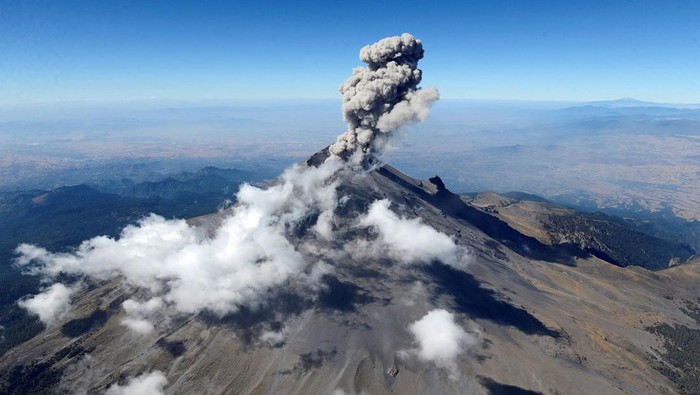 Aktivitas vulkanik Gunung Popocatepetl mengalami peningkatan, Senin (30/1/2023). Gunung tertinggi kedua di Meksiko itu menyemburkan abu vulkanik.