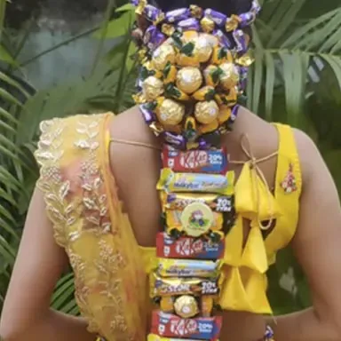 Pengantin Ini Pakai Hiasan Kepala dari Cokelat dan Permen