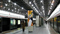 Beralih ke China, di stasiun Caobao Road Subway terdapat satu jalur yang mirip dengan lokasi film horor. Menurut cerita tempat itu sering terjadi penampakan hantu.