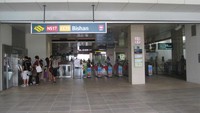 Ini adalah stasiun MRT Bishan yang dibangun di atas tanah pemakaman Bi Shan Teng. Ada cerita bahwa terdengar langkah suara kaki di atas kereta yang sedang berjalan.