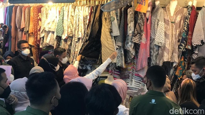 Ibu Negara Iriana Joko Widodo tampak memilih baju di Pasar Beringharjo Jogja, Selasa (31/1/2023).