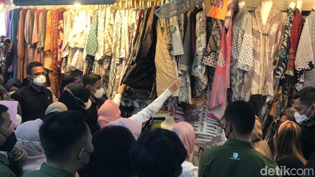 Ibu Negara Iriana Joko Widodo tampak memilih baju di Pasar Beringharjo Jogja, Selasa (31/1/2023).