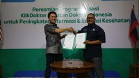 CEO KlikDokter Hendra Tjong (kiri) dan Sekjen Ikatan Dokter Indonesia (IDI) dr. Ulul Albab Sp.OG (kanan) saat sesi foto usai penandatanganan kerja sama antara KlikDokter dan Ikatan Dokter Indonesia (IDI) di Gedung Pusat IDI, Jakarta (31/1/2023).