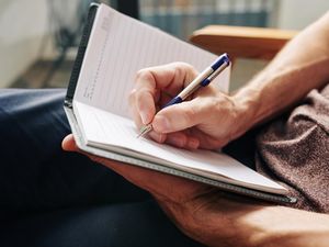 Teks Diskusi Adalah: Ini Penjelasan, Tujuan, Struktur, Ciri dan Contohnya