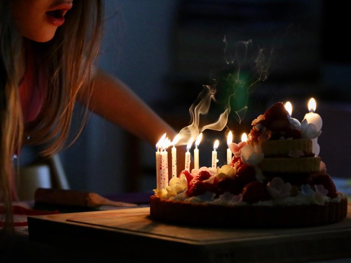 Ilustrasi tiup lilin ulang tahun.