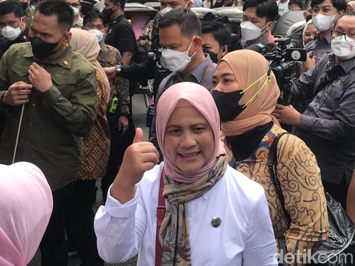 Iriana Jokowi belanja baju dan tas di Pasar Beringharjo Jogja, Selasa (31/1/2023).