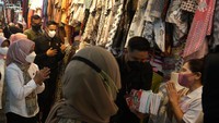 Dalam kujungan tersebut Iriana Jokowi berbelanja batik dan melihat secara langsung geliat ekonomi di Pasar Beringharjo.   