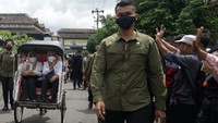 Setelah berkeliling di Pasar Beringharjo, Iriana dan tombongan berkunjung ke sentra bakpia di Pathuk, Yogyakarta. Rombongan pun menaiki becak yang sudah disiapkan.