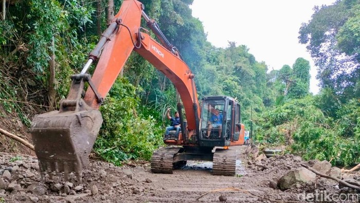 Jalan menuju Kilometer Nol Indonesia di Sabang putus.
