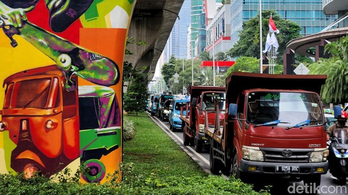 Jalan Satrio Jaksel Juga Macet Hari Ini Kepadatan arus kendaraan terlihat di Jl Satrio, Setiabudi, Jakarta Selatan, Selasa (31/1/2023). Kepadatan terpantau pukul 11.30 WIB yakni di putaran balik Jalan Denpasar (depan Kuningan City) dan putaran balik sebelum JLNT Tanah Abang-Kampung Melayu di Jalan Mas Mansyur, Jakarta Pusat.