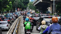 Sejumlah mobil dan motor terjebak macet di Jalan Satrio.