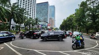 Kepadatan terjadi di putaran balik Jalan Denpasar (depan Kuningan City) dan putaran balik sebelum JLNT Tanah Abang-Kampung Melayu di Jalan Mas Mansyur.