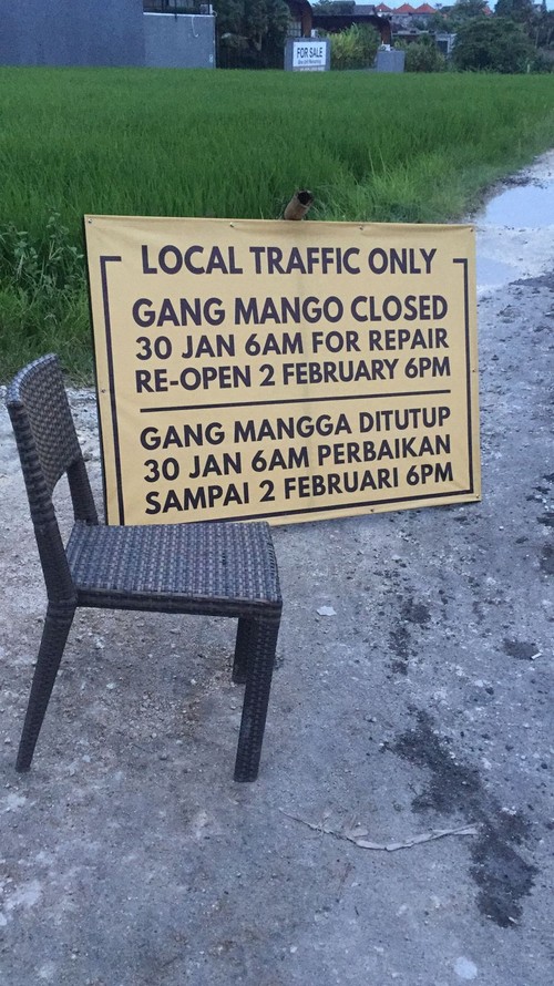 Jalur pintas ‘legendaris’ pematang sawah disebut Gang Mango yang terkenal di kawasan Tibubeneng, Kuta Utara, Badung tutup sementara. (Triwidiyanti/detikBali)