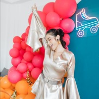 Jessica tampil mengenakan dress mini berwarna nude yang senada dengan kulitnya. Bagian tangannya tampak berpotongan cutbray. Ia kemudian berpose di depan dekorasi pesta ulang tahunnya yang full colors. Foto: Instagram/@inijedar