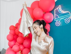 8 Foto Jessica Iskandar di Pesta Ultah, Pakai Mini Dress Backless Gaya 80-an