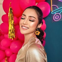 Dengan rambut yang diikat satu ke belakang, Jessica memilih makeup glam dengan eyeshadow glitter yang senada dengan warna bajunya. Untuk mempercantik penampilannya Jessica juga menambahkan aksesori berupa sepasang anting bunga berwarna oranye. Foto: Instagram/@inijedar
