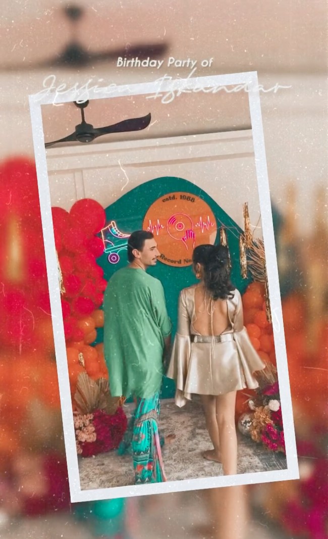 Dress backless yang dikenakan oleh Jessica itu tampak memperlihatkan dengan jelas bagian punggungnya. Sementara sang suami, Vincent Verhaag memilih busana gaya 80-an bernuansa hijau. Foto: Instagram/@inijedar