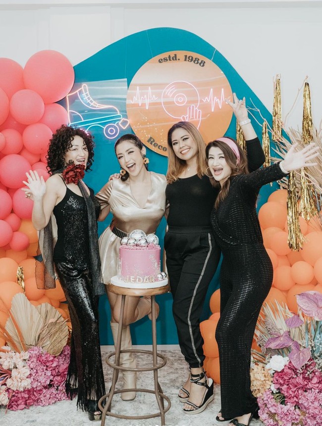 Begini potret Jessica bersama rekan-rekannya yang hadir. Terlihat para tamu pun kompak bergaya ala tahun 80-an. Foto: Instagram/@inijedar