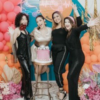 Begini potret Jessica bersama rekan-rekannya yang hadir. Terlihat para tamu pun kompak bergaya ala tahun 80-an. Foto: Instagram/@inijedar