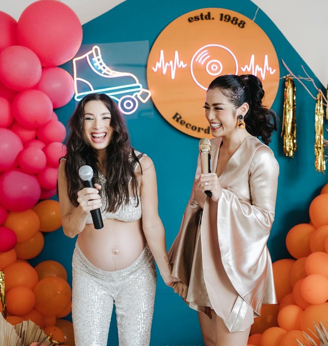 Tak ketinggalan sahabat Jessica Iskandar, Jennifer Bachdim juga tampak hadir dengan baby bump di perutnya yang sudah semakin besar. Jennifer mengenakan setelan crop top berwarna silver yang membuat perutnya jelas terlihat. Diketahui saat ini Jennifer memang tengah menantikan anak keempatnya bersama Irfan Bachdim. Foto: Instagram/@jenniferbachdim