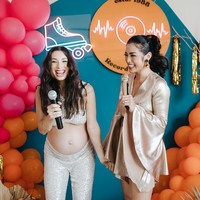 Tak ketinggalan sahabat Jessica Iskandar, Jennifer Bachdim juga tampak hadir dengan baby bump di perutnya yang sudah semakin besar. Jennifer mengenakan setelan crop top berwarna silver yang membuat perutnya jelas terlihat. Diketahui saat ini Jennifer memang tengah menantikan anak keempatnya bersama Irfan Bachdim. Foto: Instagram/@jenniferbachdim