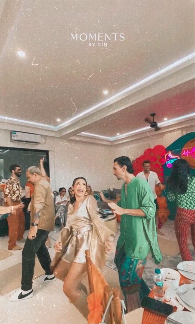 Pesta ulang tahun Jessica Iskandar semakin seru dengan diisi beragam kegiatan, salah satunya berjoget bersama. Terlihat Jessica bersama sang suami yang tengah berjoget di antara para tamu undangan yang hadir. Foto: Instagram/@inijedar