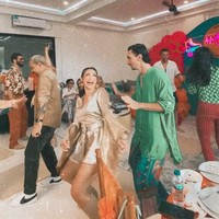 Pesta ulang tahun Jessica Iskandar semakin seru dengan diisi beragam kegiatan, salah satunya berjoget bersama. Terlihat Jessica bersama sang suami yang tengah berjoget di antara para tamu undangan yang hadir. Foto: Instagram/@inijedar