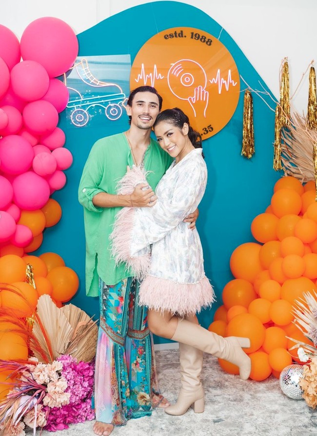 Jessica Iskandar juga terlihat berganti pakaian mengenakan dress putih bermotif yang memiliki aksen rumbai berwarna salem pada bagian lengan dan bawah roknya. Bagaimana menurutmu penampilan Jessica Iskandar? Foto: Instagram/@inijedar