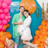 Jessica Iskandar juga terlihat berganti pakaian mengenakan dress putih bermotif yang memiliki aksen rumbai berwarna salem pada bagian lengan dan bawah roknya. Bagaimana menurutmu penampilan Jessica Iskandar? Foto: Instagram/@inijedar