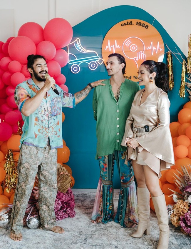 Melalui akun Instagramnya Jessica Iskandar tampak membagikan foto-foto kemeriahan di acara pesta ulang tahunnya. Kali ini wanita yang akrab disapa Jedar itu memilih tema tahun 80-an. Foto: Instagram/@inijedar