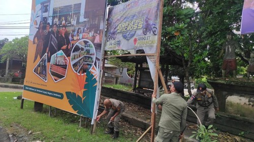 Jokowi Mau Lewat, Baliho dan Spanduk Gambar Presiden Diturunkan