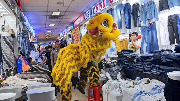 Kala Barongsai Panen Angpau di Hoki Sincia PGMTA Pusat Grosir Metro Tanah Abang (PGMTA) menggelar event Hoki Sincia 2023 dengan gelaran TikTok Challenge. Beragam hadiah menarik dengan total hadiah puluhan juta rupiah.
Barongsai yang ikut meriahkan acara itu pun kebanjiran angpau selama perhelatan tersebut. Ini bukti-buktinya.