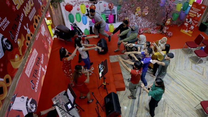 Pusat Grosir Metro Tanah Abang (PGMTA) menggelar event Hoki Sincia 2023 dengan gelaran TikTok Challenge. Beragam hadiah menarik dengan total hadiah puluhan juta rupiah.

Barongsai yang ikut meriahkan acara itu pun kebanjiran angpau selama perhelatan tersebut. Ini bukti-buktinya.