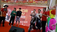 Manajer Building Peter bersama Ketua panitia Hoki Sincia Handy Dharmala menyerahkan hadiah motor kepada pemenang yang berasal dari pedagang di PGMTA.