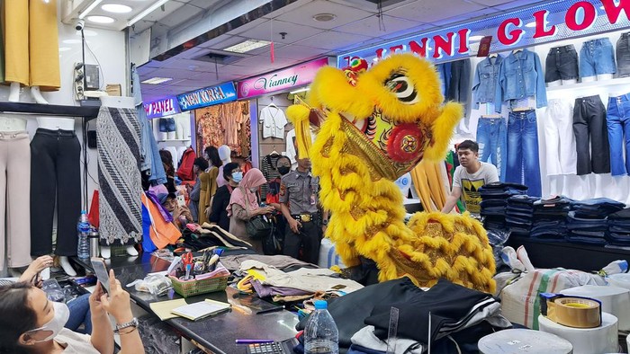 Pusat Grosir Metro Tanah Abang (PGMTA) menggelar event Hoki Sincia 2023 dengan gelaran TikTok Challenge. Beragam hadiah menarik dengan total hadiah puluhan juta rupiah.

Barongsai yang ikut meriahkan acara itu pun kebanjiran angpau selama perhelatan tersebut. Ini bukti-buktinya.