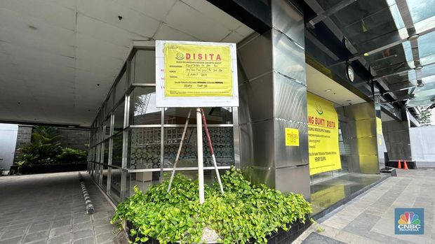 Kantor Pusat Indosurya di Segel. (CNBC Indonesia/Zefanya Aprilia)